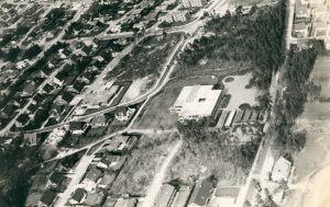 Schulgebäude 1977 Luftaufnahme